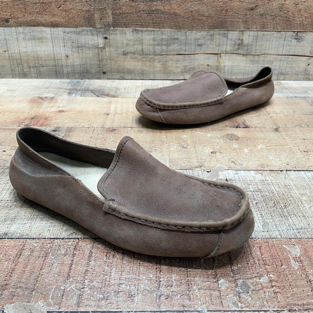 UGG 1006477 Slippers Mens Size 10 43 Brown Leather Shearling Moccasin Shoes